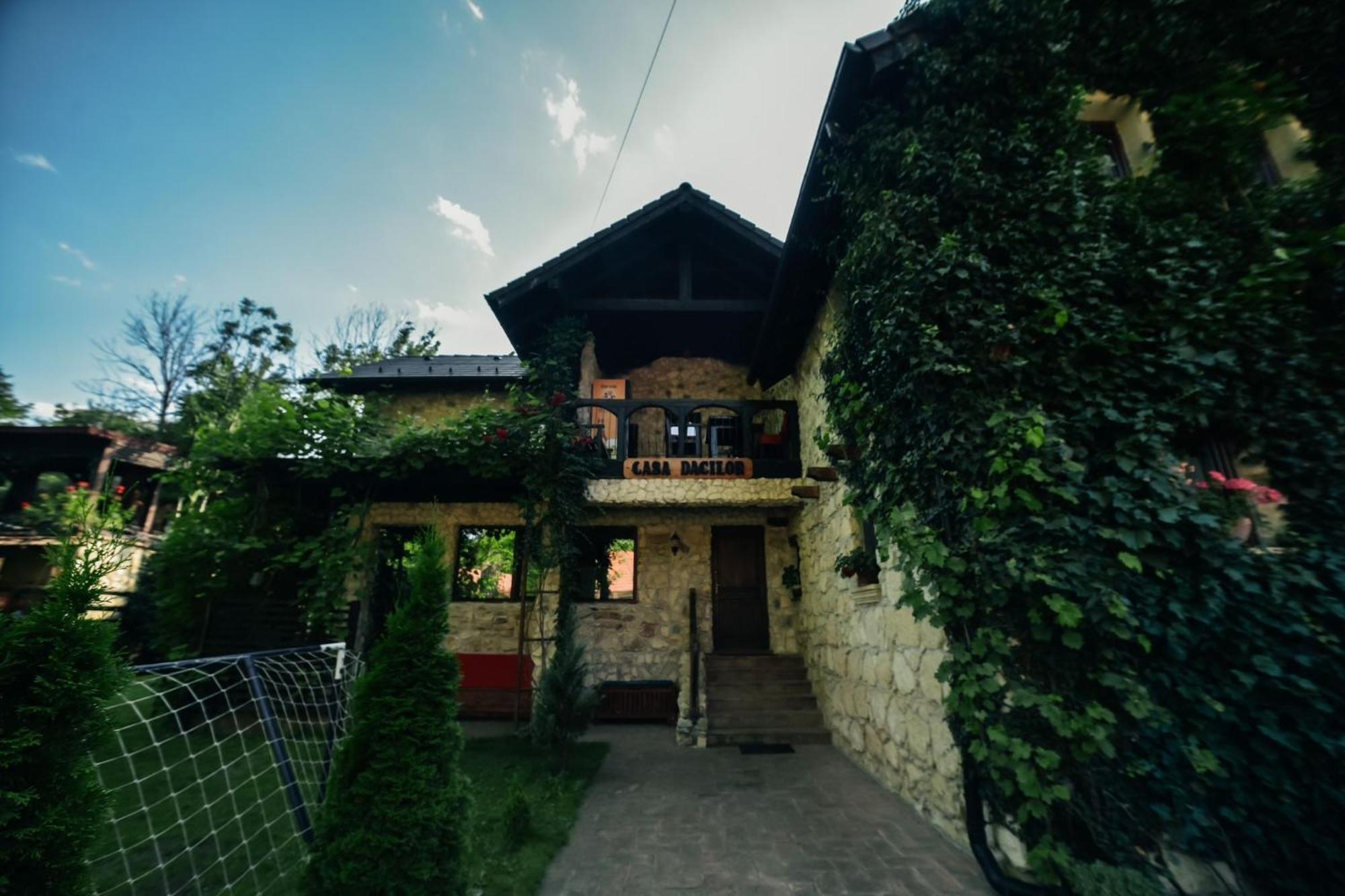 Pensiunea Casa Dacilor Podeni Екстер'єр фото